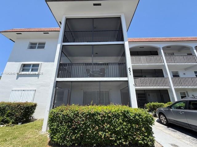 Stunning condo located in the heart of Pompano Beach. This beautifully designed space features two spacious bedrooms and two modern bathrooms. Enjoy the convenience of a fully equipped kitchen, complete with a refrigerator and stove. The open layout seamlessly connects living and dining areas, creating an inviting atmosphere for entertaining or unwinding.
This condo is not only stylish but also practical, with an efficient air conditioning system to keep you cool during the warm Florida days. Step outside to experience the vibrant community, where pristine beaches, trendy dining options, and lively entertainment are just moments away. Whether you prefer a leisurely stroll along the shore or exploring local shops, Pompano Beach offers a lifestyle that is both active and relaxing.