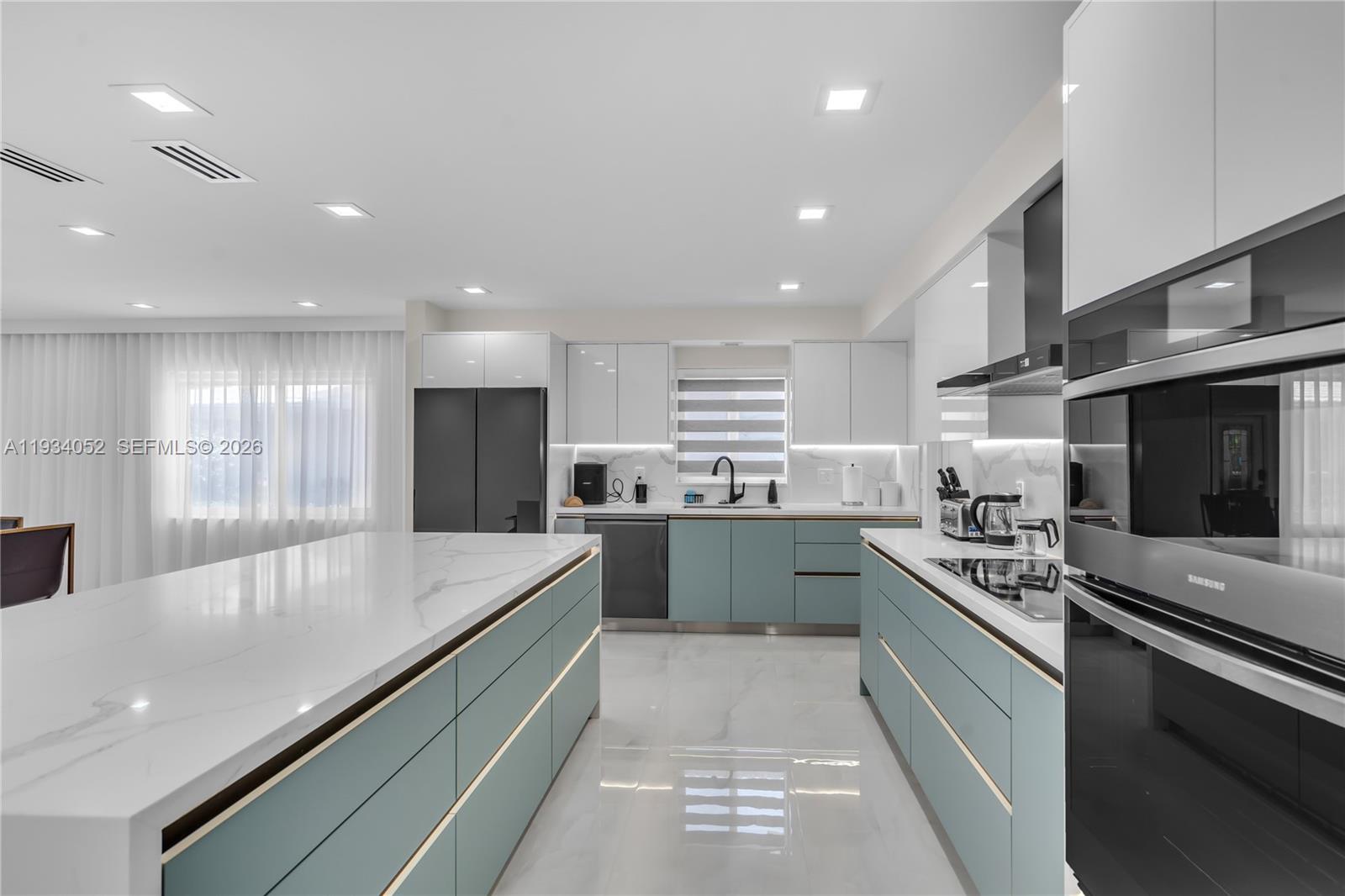 HOLLYWOOD LAKES SECTION - Residential