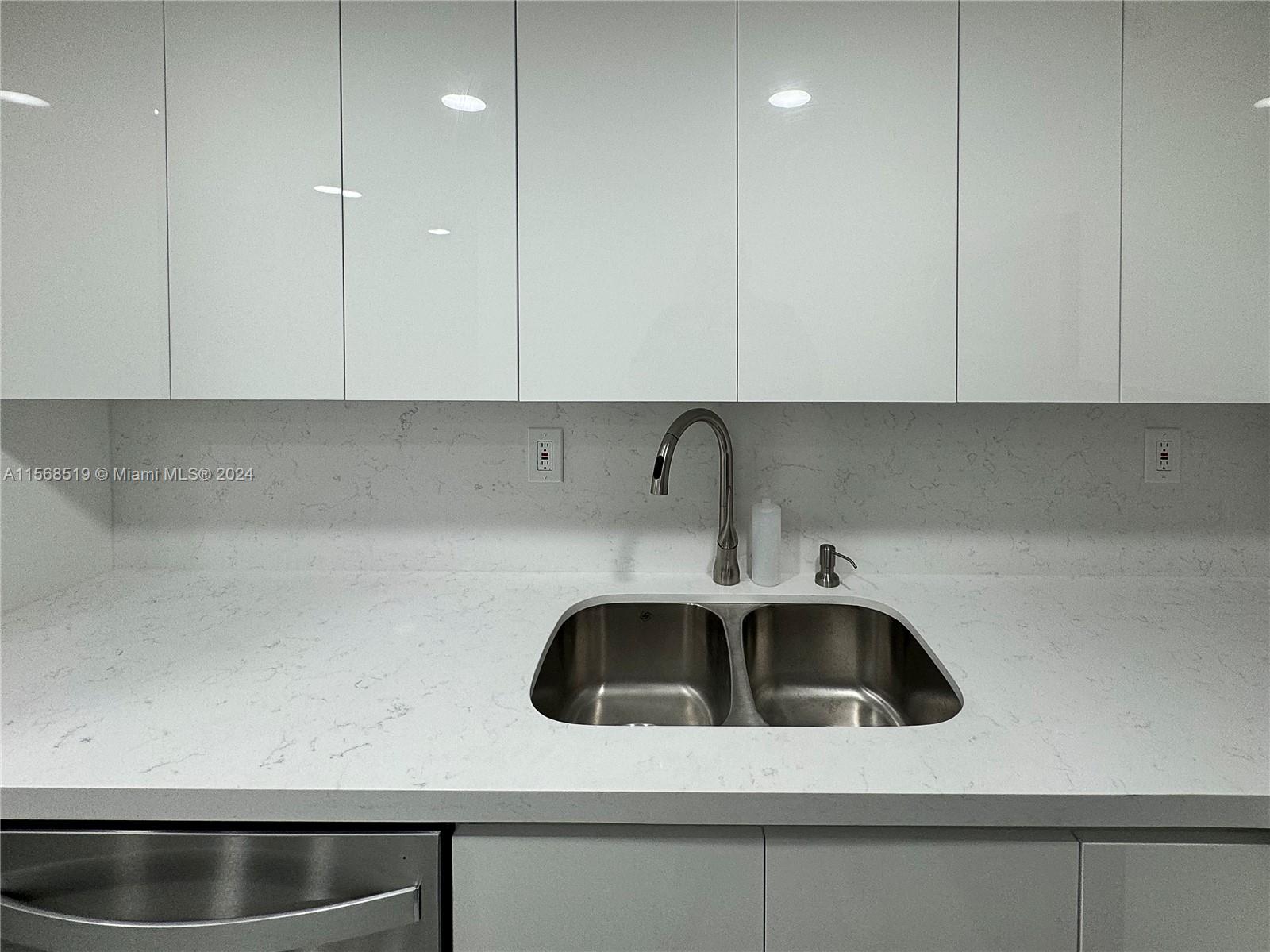KENDALL CENTER - Residential Lease