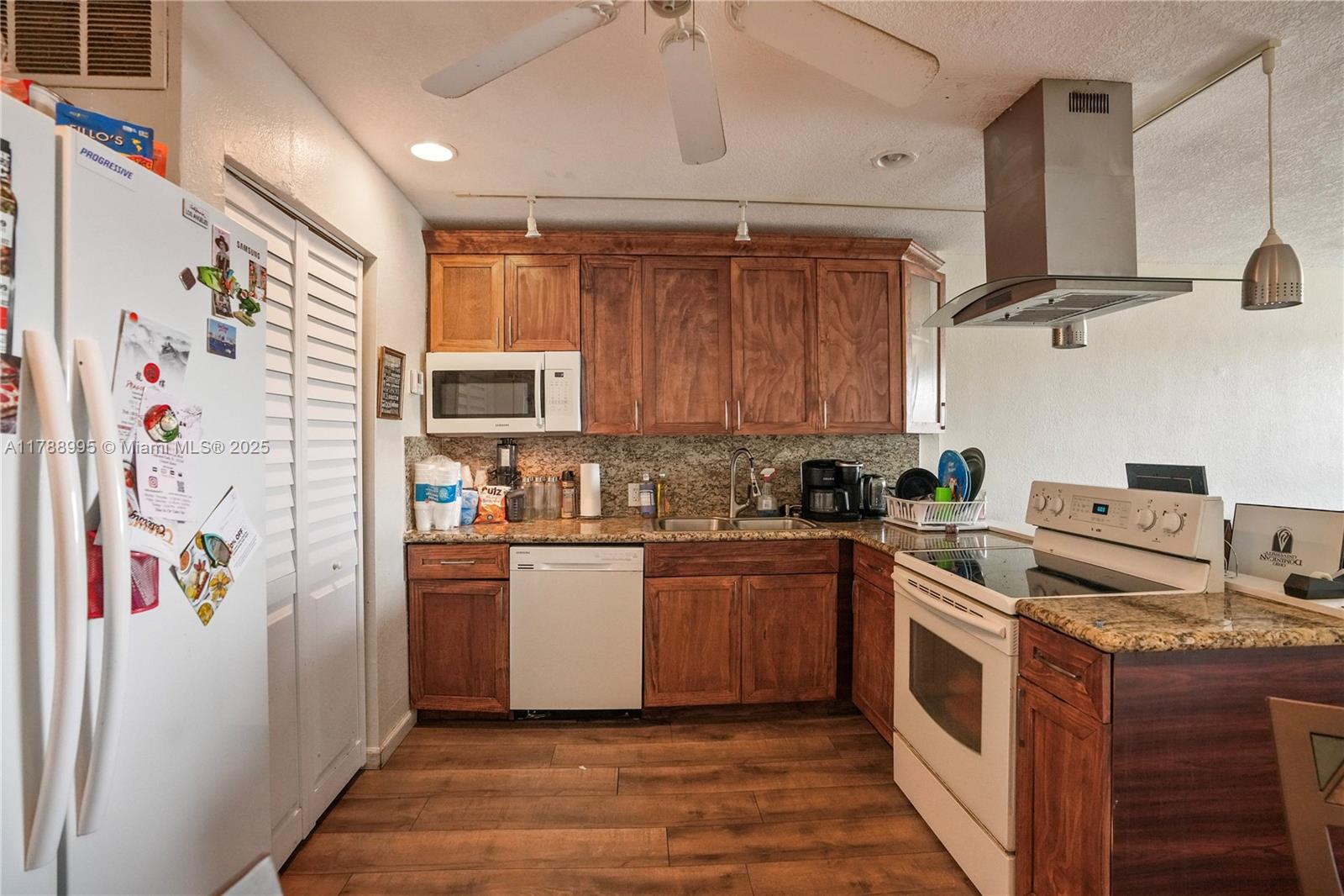 DORIA CONDO - Residential