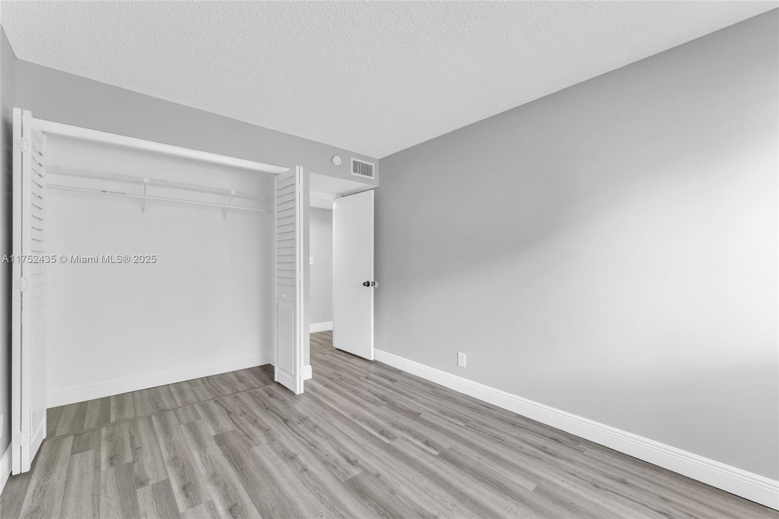 RACQUET CLUB VILLAGE APAR - Residential Lease