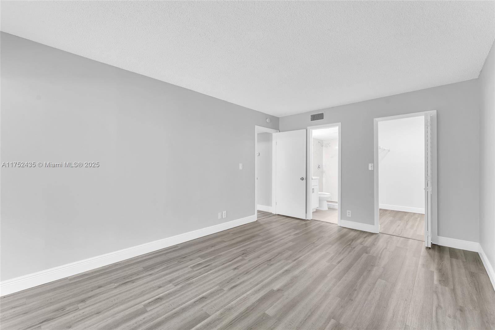 RACQUET CLUB VILLAGE APAR - Residential Lease