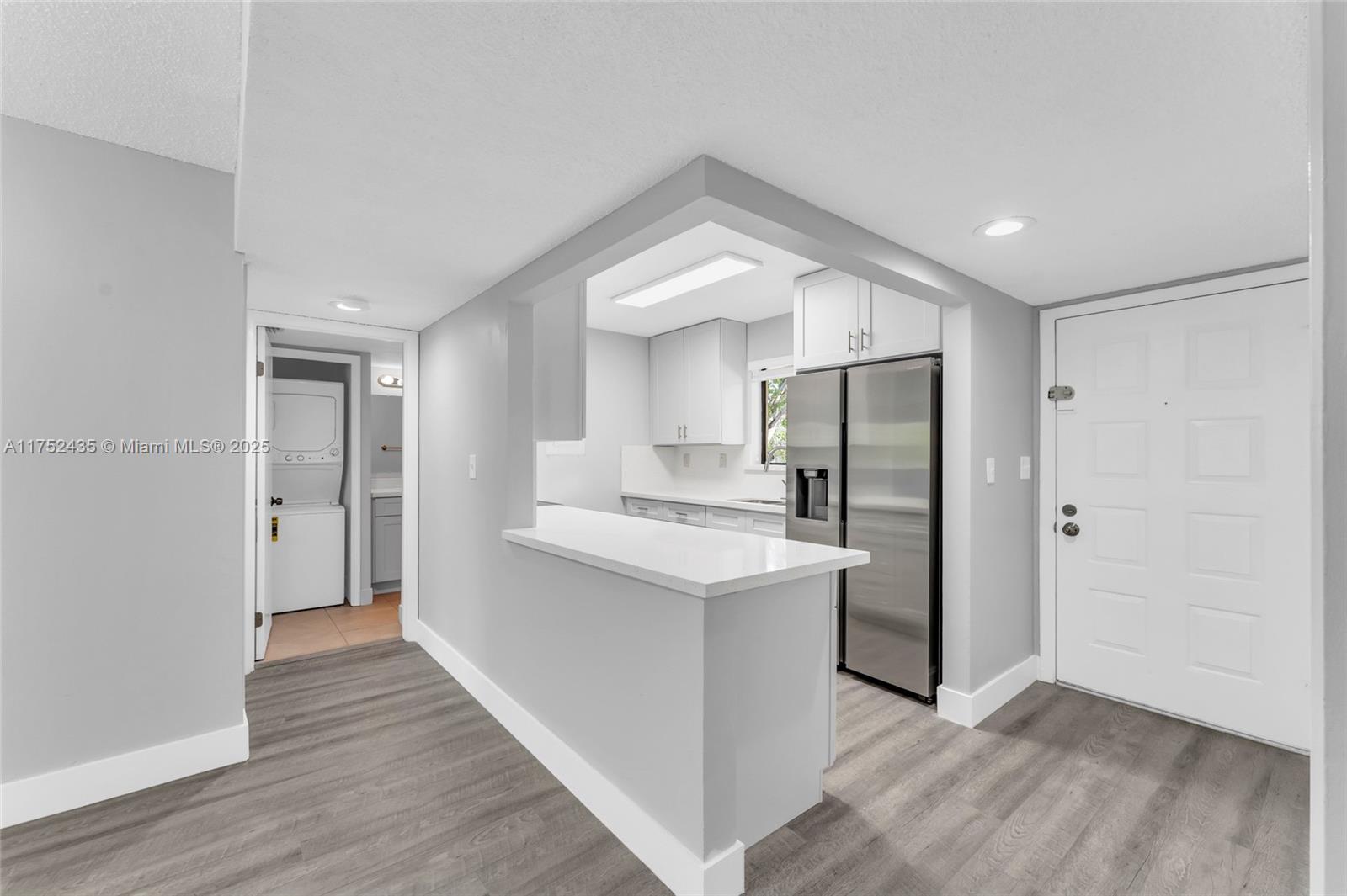 RACQUET CLUB VILLAGE APAR - Residential Lease