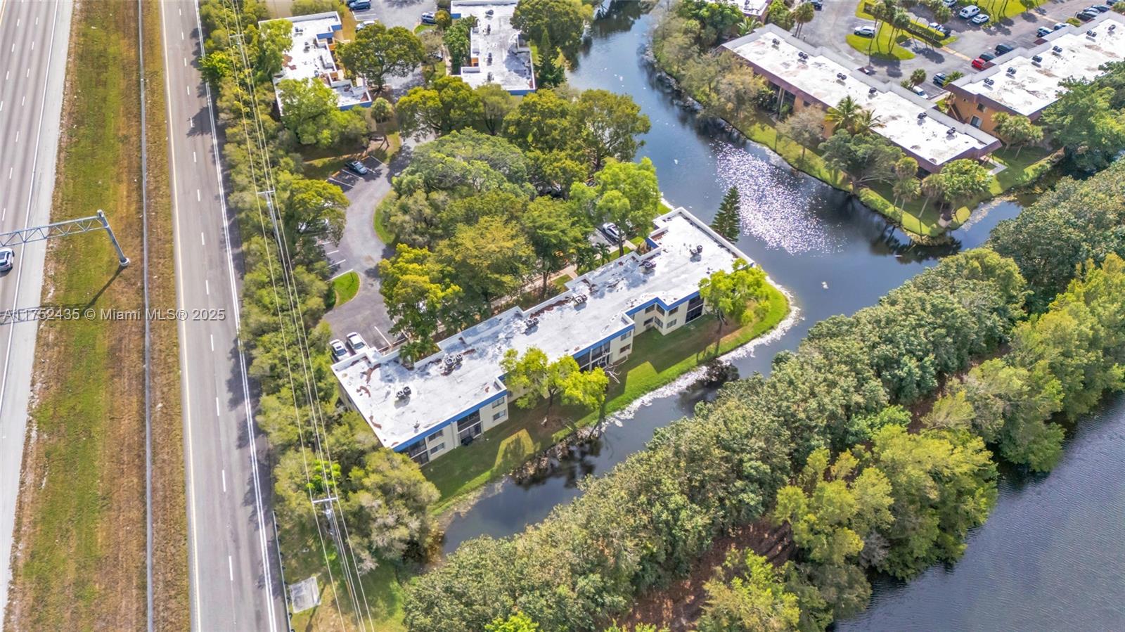 RACQUET CLUB VILLAGE APAR - Residential Lease