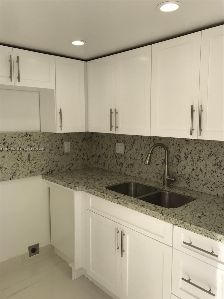 Beautiful 1 Bedroom / 2 Bathroom Apartment in the Heart of Coral Gables! Includes one assigned parking space plus plenty of street parking.
Spacious and bright apartment featuring impact windows and high ceilings, providing comfort and modern style. . Excellent location within walking distance to dining, shopping, and entertainment. Convenient access to public transportation and the Coral Gables Trolley.