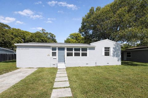 Photo of 501 SW 11th Ct, Fort Lauderdale, FL 33315 (MLS # A11954224)