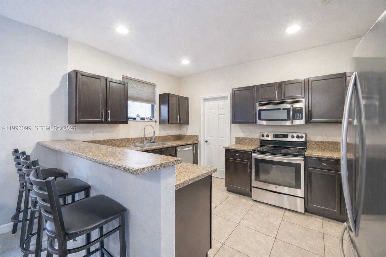 BAYWINDS OF FLORES - Residential