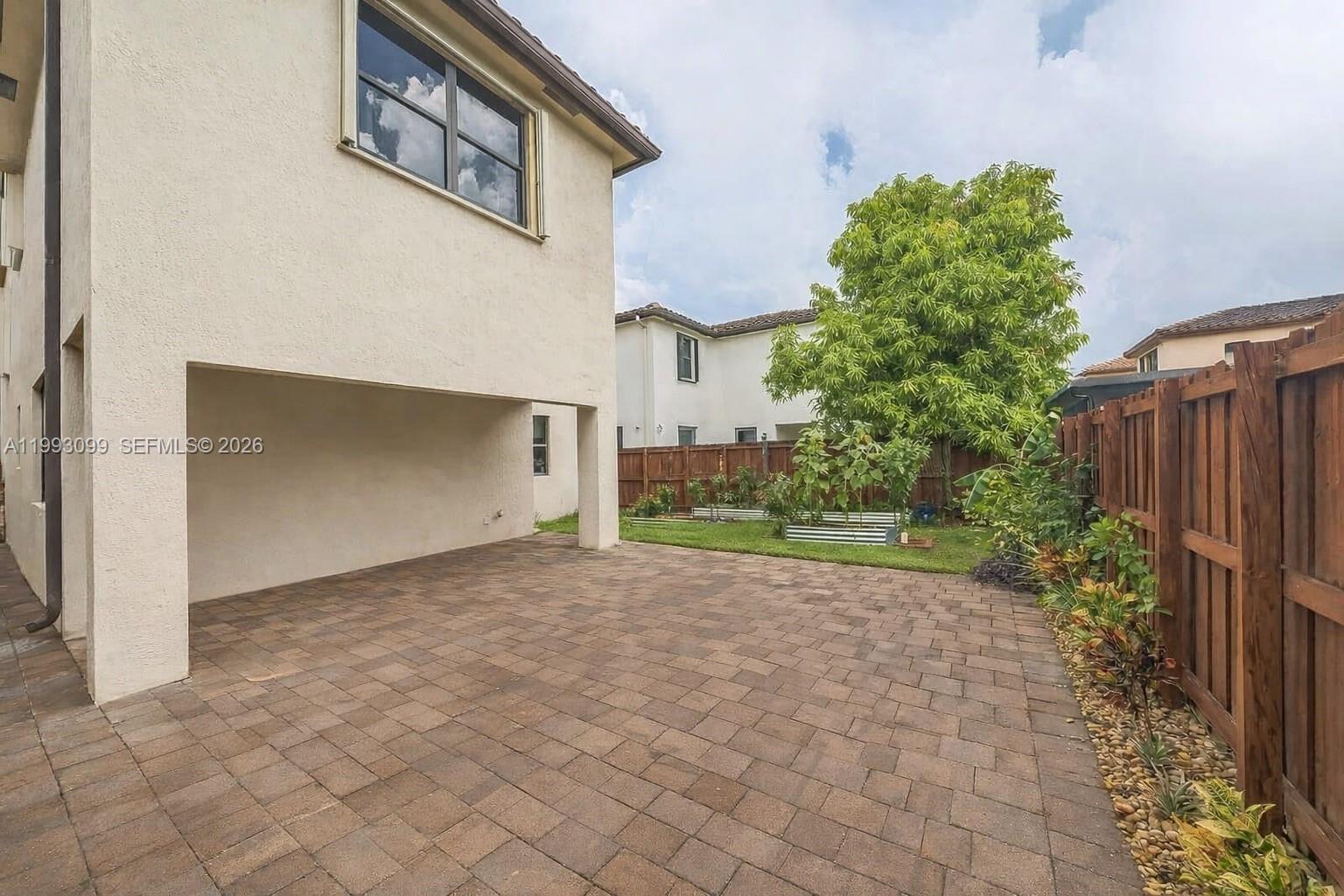 BAYWINDS OF FLORES - Residential