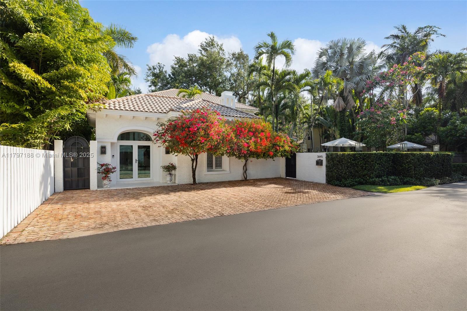 YE LITTLE WOODS 1ST ADDN - Residential