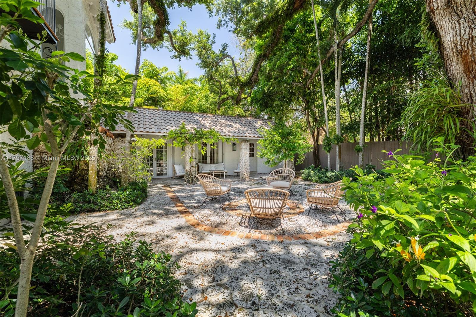 YE LITTLE WOODS 1ST ADDN - Residential