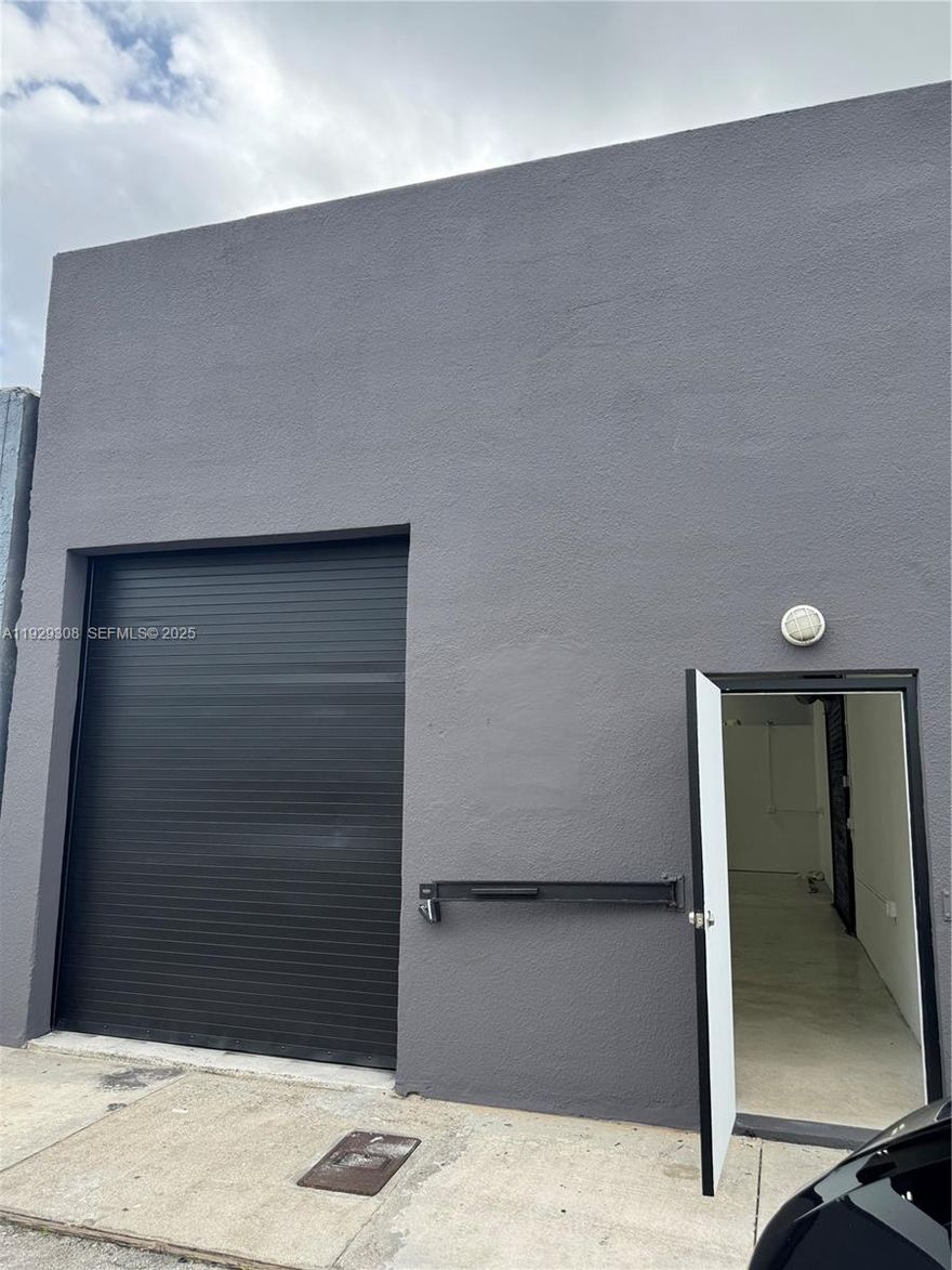 amazing collector car storage space with air conditioning and polish concrete floors , great location. office space Wynwood west. includes electricity and Water. Electric roll-up door.