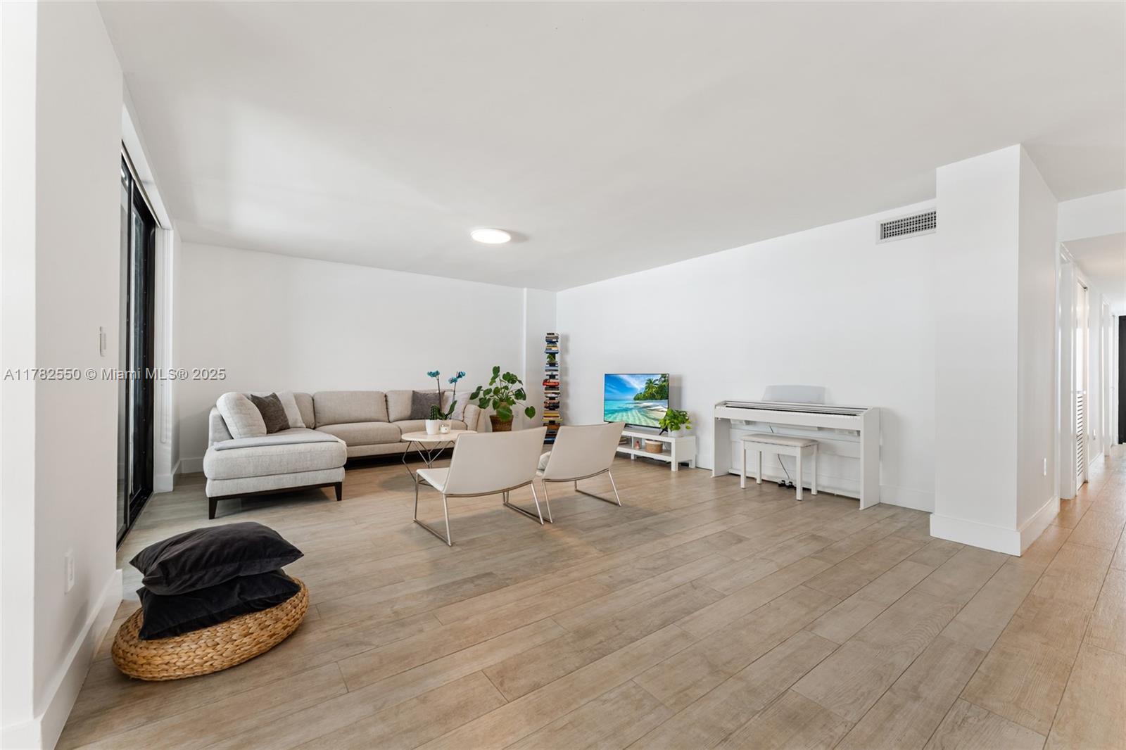 5845 Collins Ave 204
