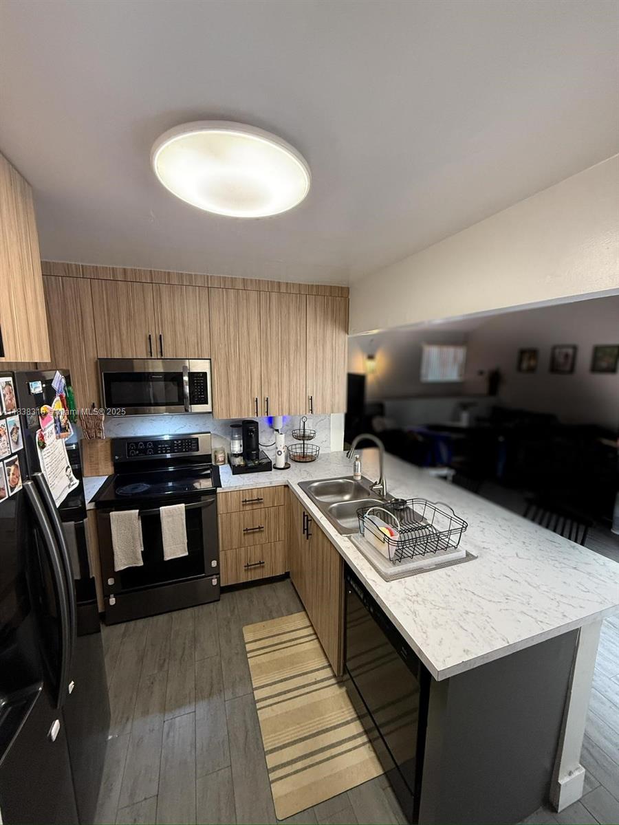 575 W Park Dr 202, Miami, FL, 33172/$340,000 2 575 W Park Dr 202