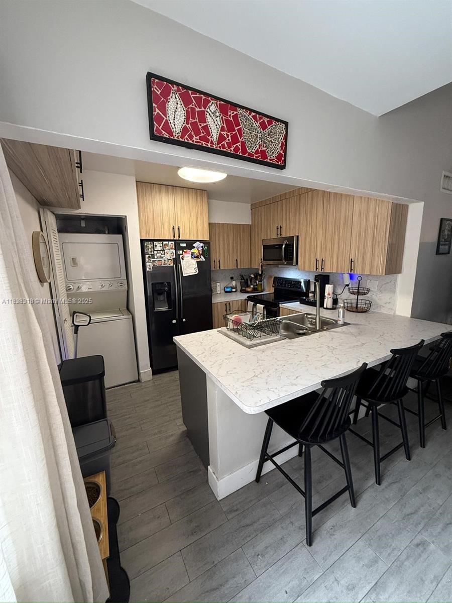 575 W Park Dr 202, Miami, FL, 33172/$340,000 3 575 W Park Dr 202