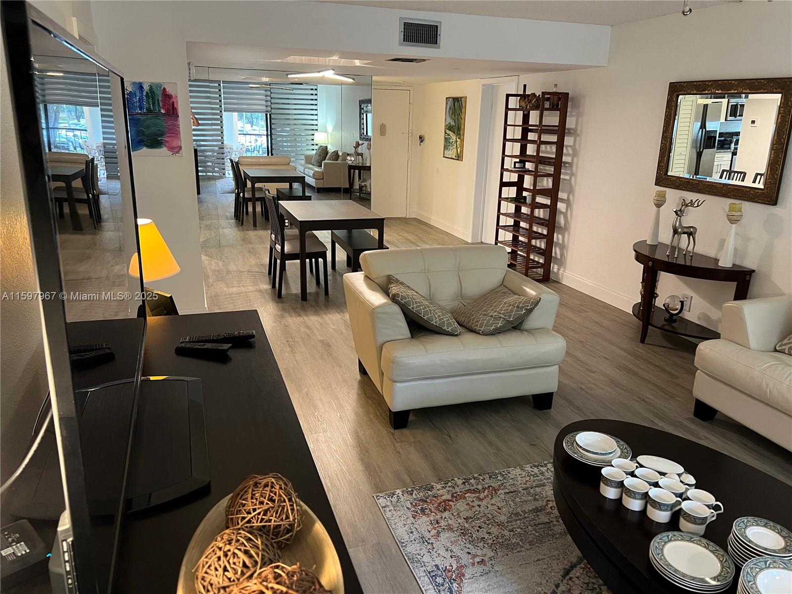 BUILDING FOUR OF COUNTRY - Residential