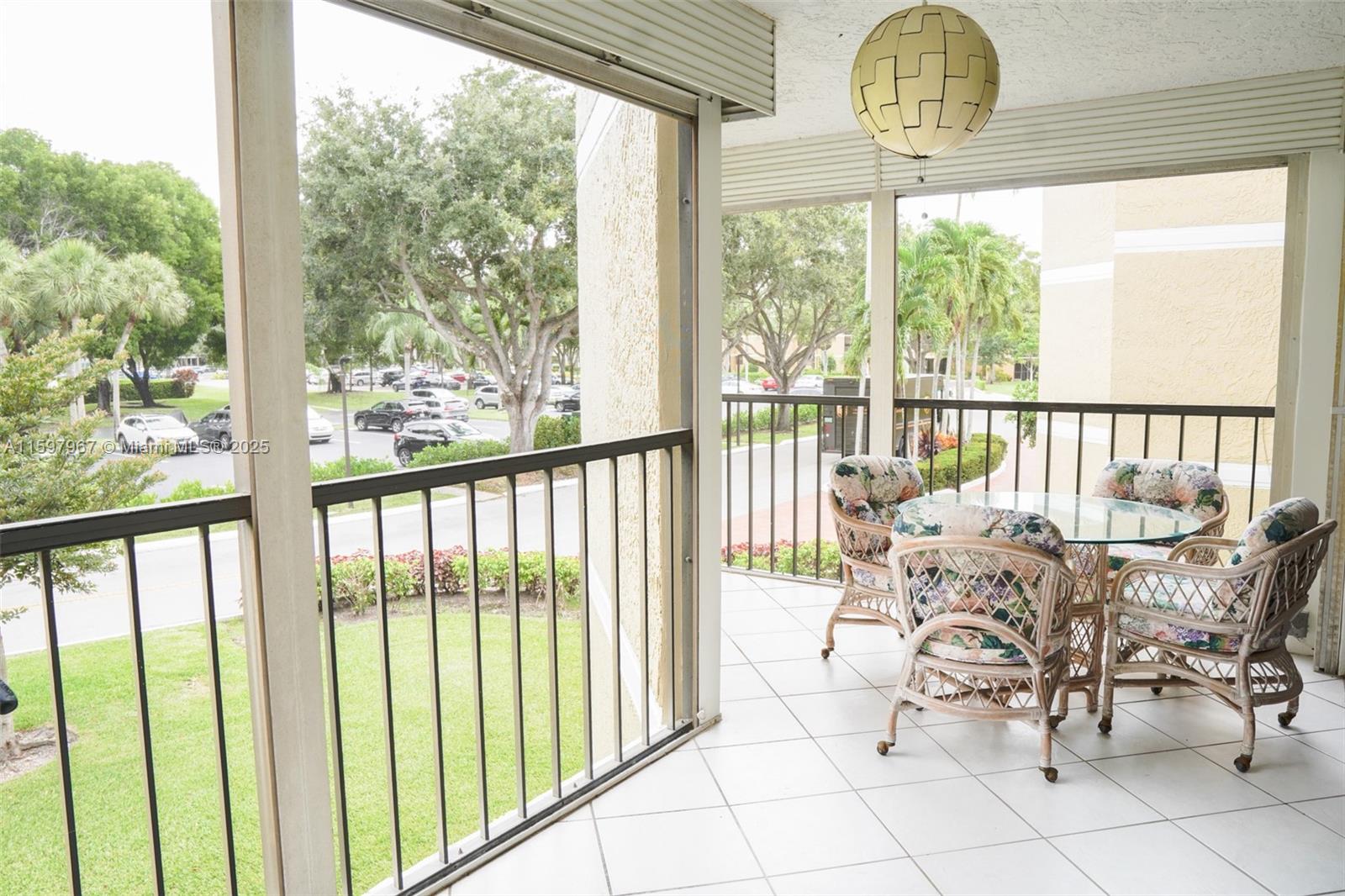 BUILDING FOUR OF COUNTRY - Residential