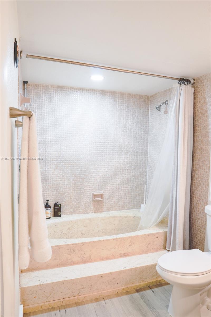 BUILDING FOUR OF COUNTRY - Residential