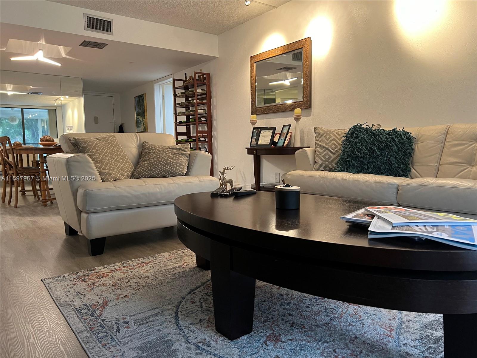 BUILDING FOUR OF COUNTRY - Residential