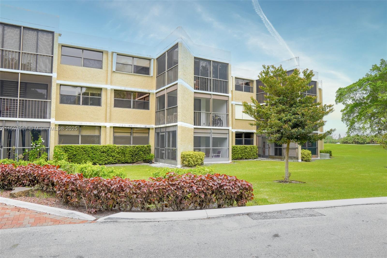 BUILDING FOUR OF COUNTRY - Residential