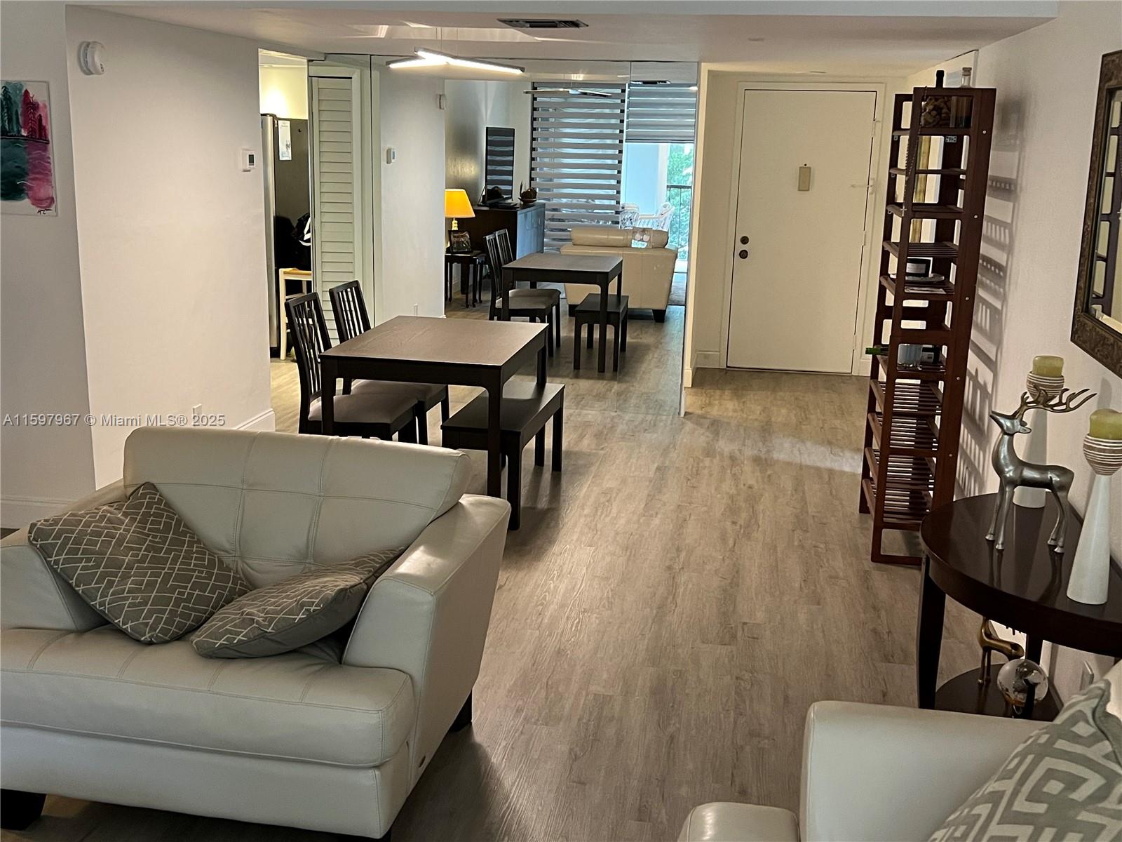 BUILDING FOUR OF COUNTRY - Residential