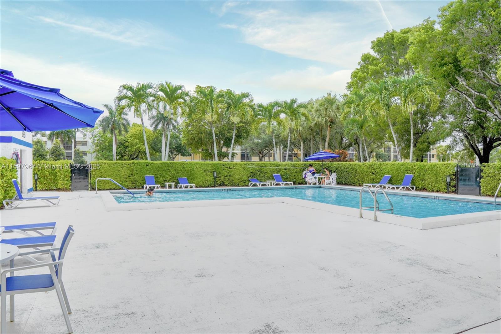 BUILDING FOUR OF COUNTRY - Residential