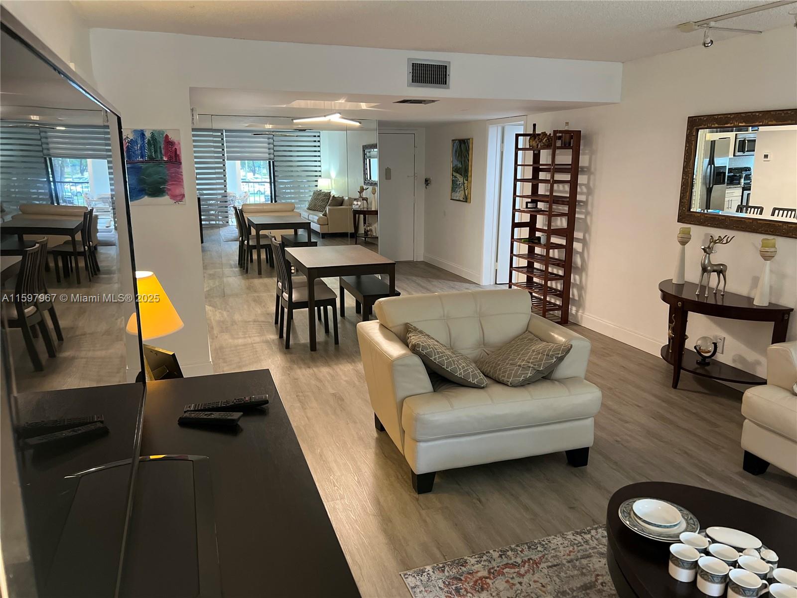 BUILDING FOUR OF COUNTRY - Residential