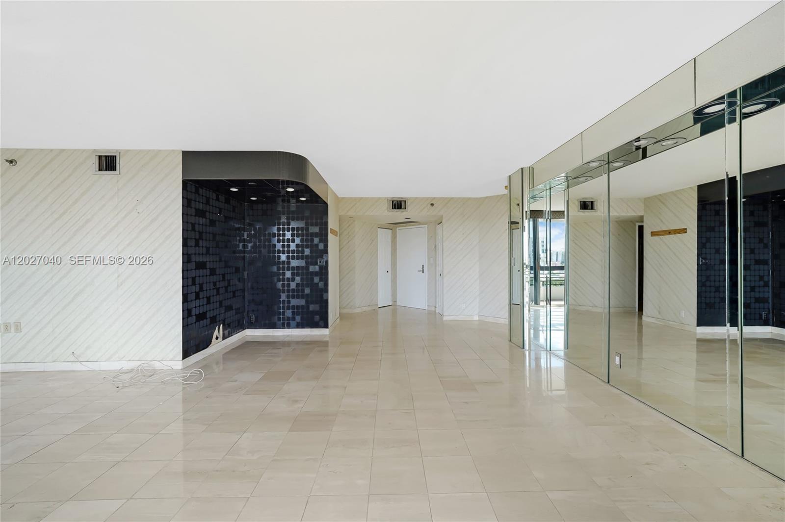 3600 Mystic Pointe Dr 812