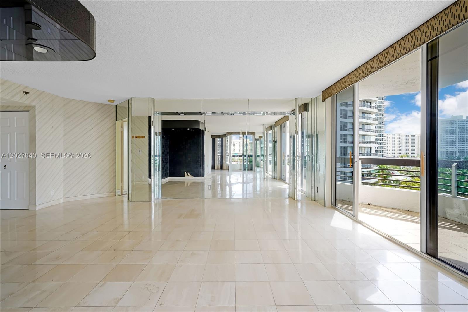 3600 Mystic Pointe Dr 812