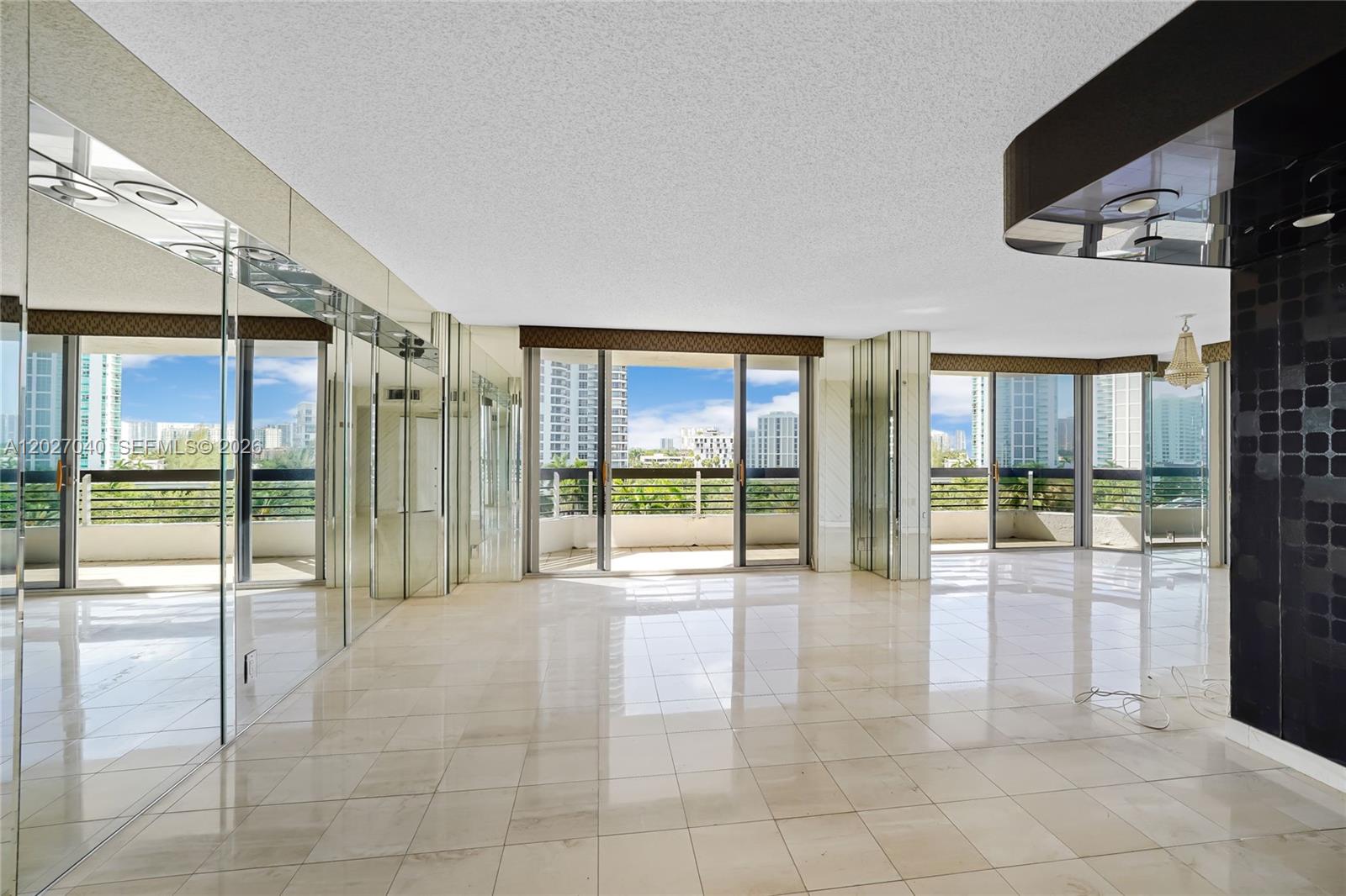 3600 Mystic Pointe Dr 812
