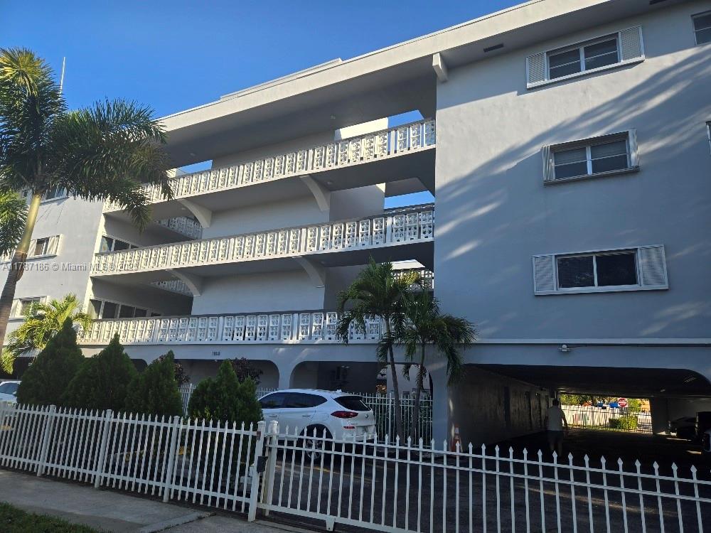 Property for Sale at 1818 Rodman St 2E, Hollywood, Broward County, Florida - Bedrooms: 1 
Bathrooms: 2  - $230,000