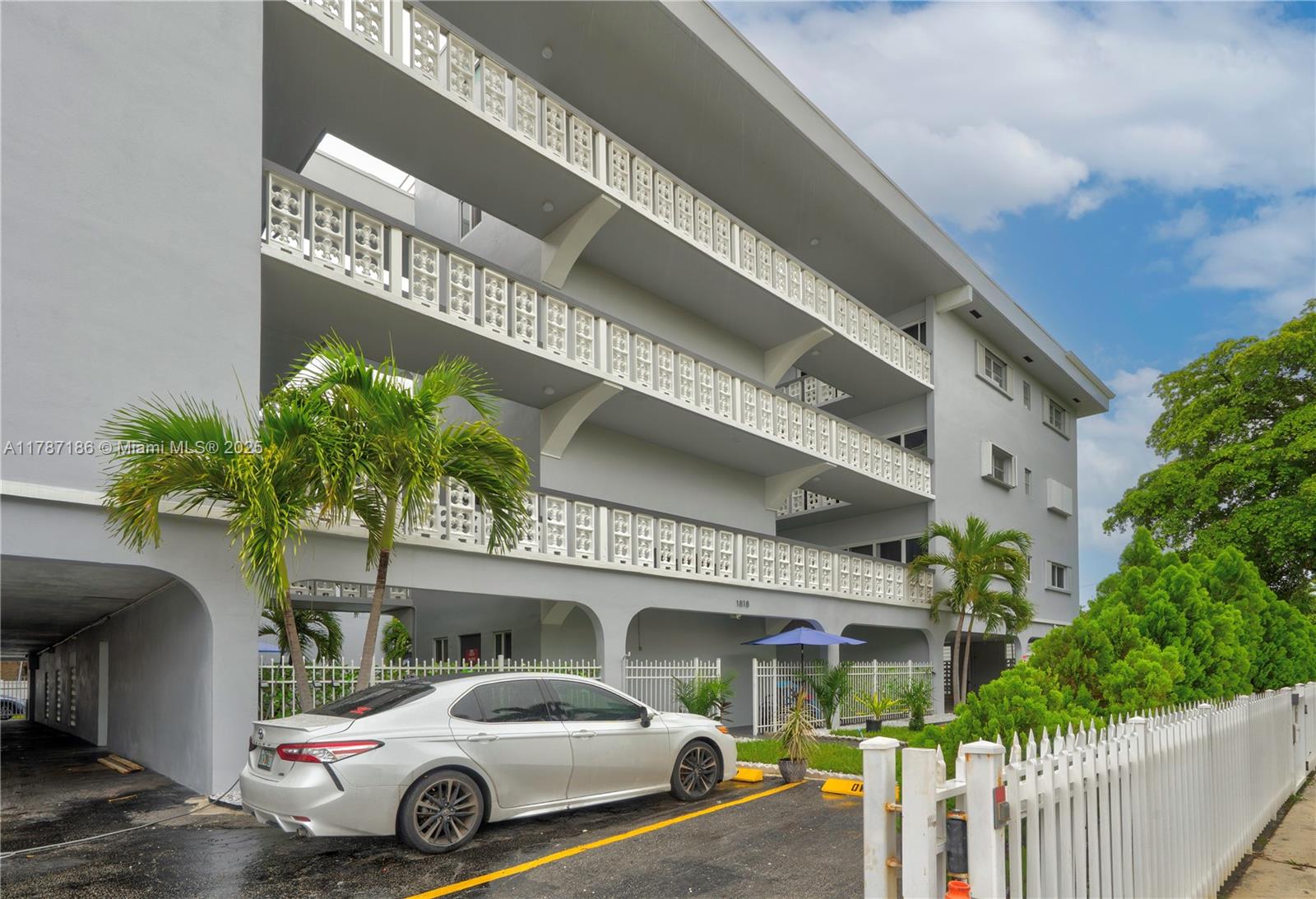 1818 Rodman St 2E, Hollywood, Broward County, Florida - 1 Bedrooms  
2 Bathrooms - 