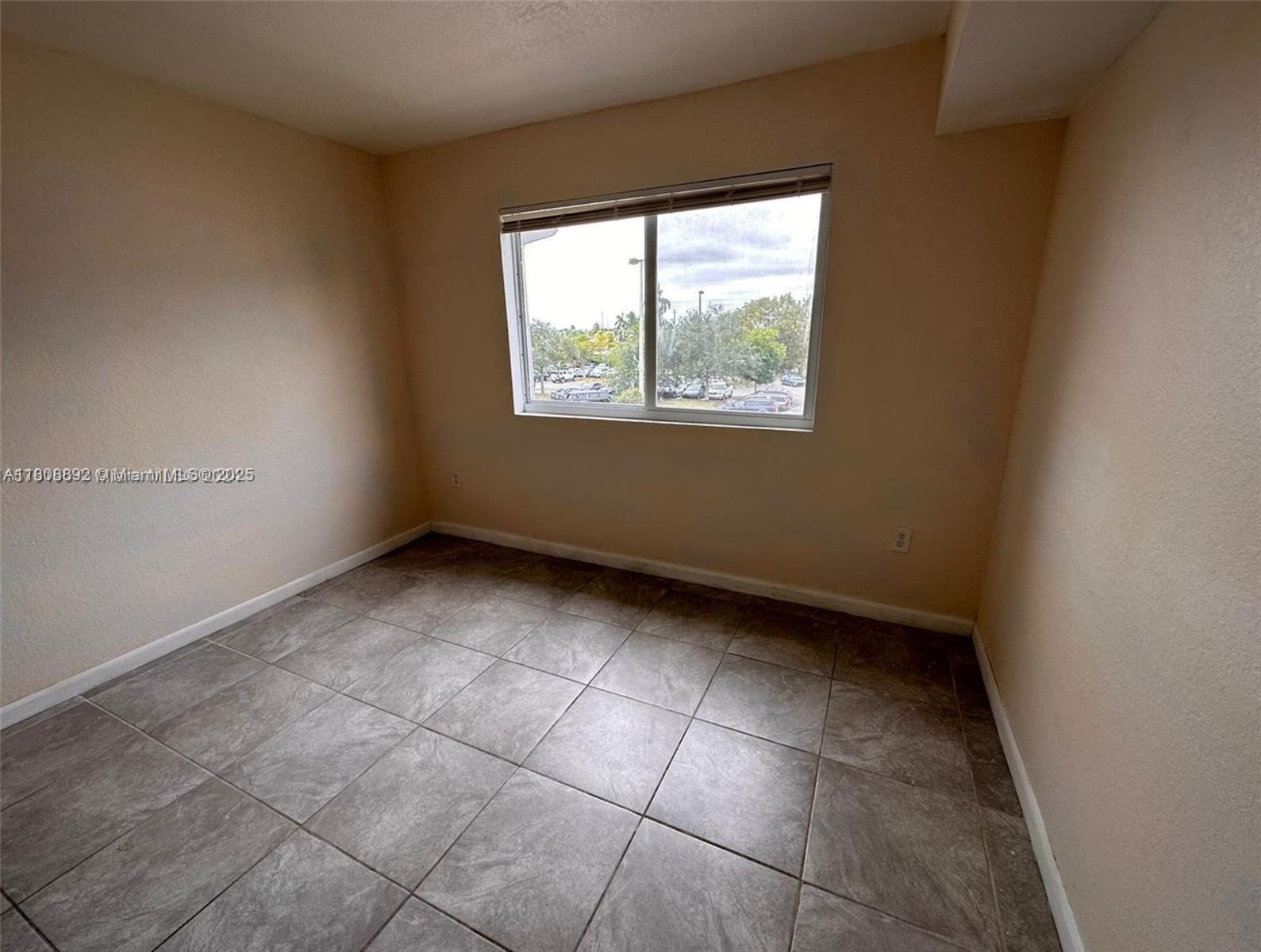 VISTA TRACE 2 CONDO - Residential