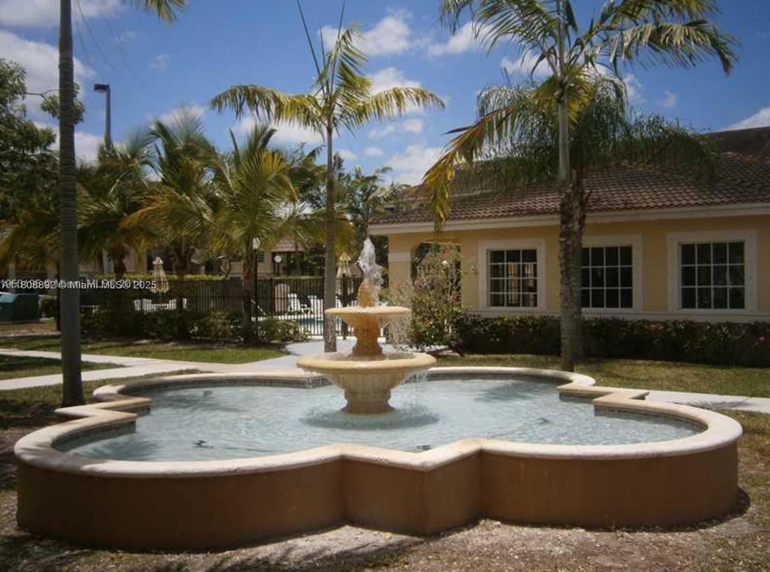 VISTA TRACE 2 CONDO - Residential