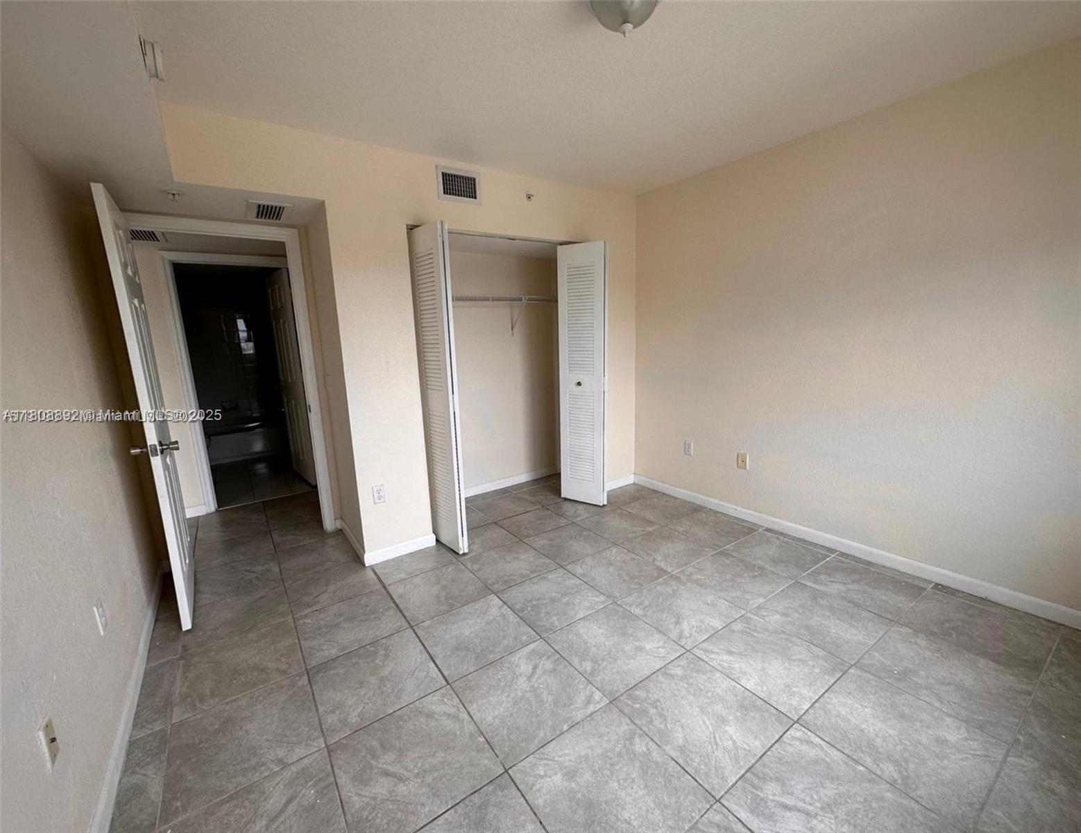 VISTA TRACE 2 CONDO - Residential