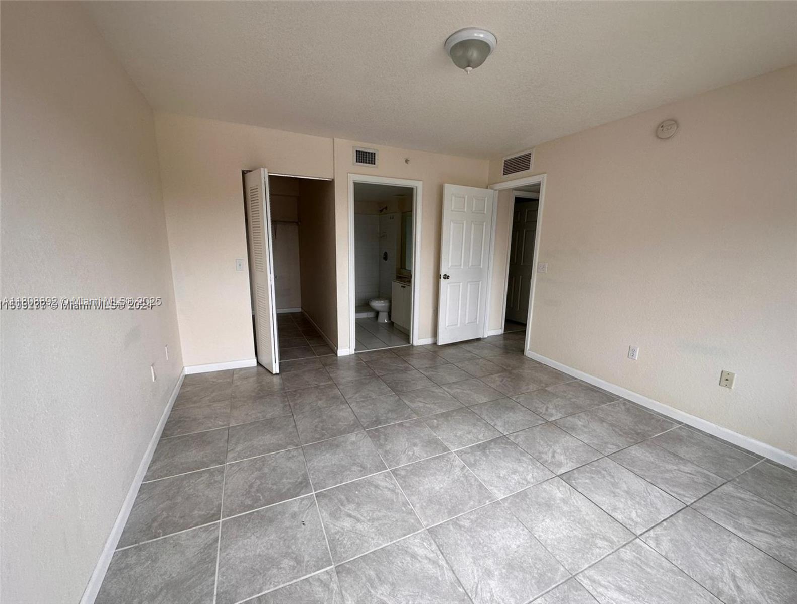 VISTA TRACE 2 CONDO - Residential