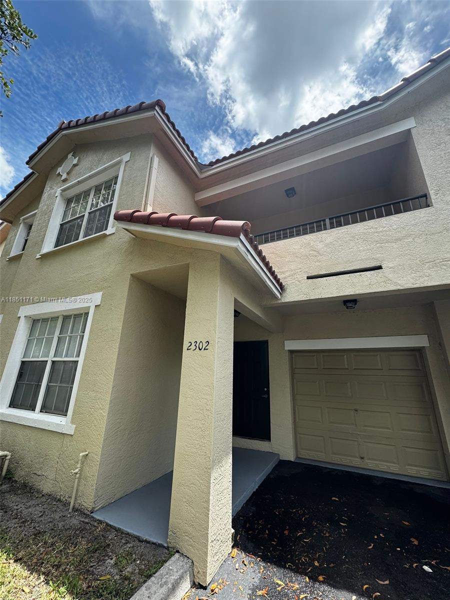 Investor Opportunity!! Spacious and well-maintained 1bed-1bath condo located in a quiet and gated community with excellent amenities. This condo is currently tenant-occupied, generating immediate rental income. Features include: Gated community with 24/7 security, Clubhouse with gym, pool,Tennis courts, Private garage, Well-maintained grounds.
Conveniently located near shops, restaurants, and major highways. Don’t miss out on this excellent investment opportunity!!!