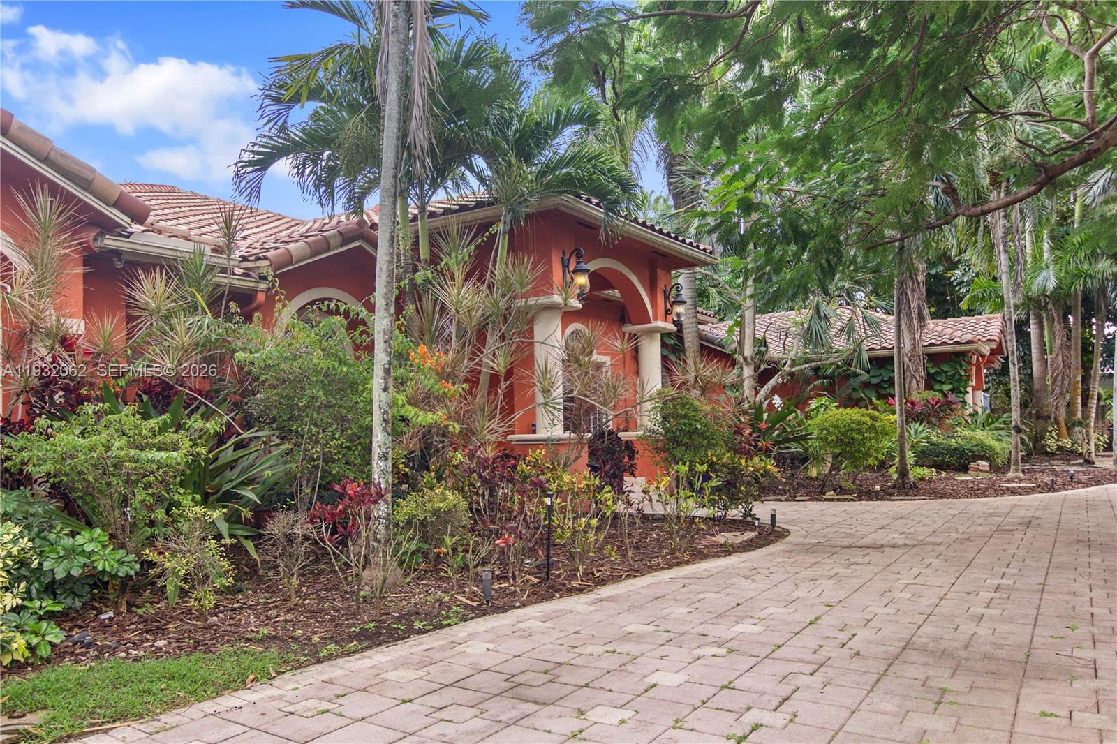 11825 S Mitchell Manor Cir