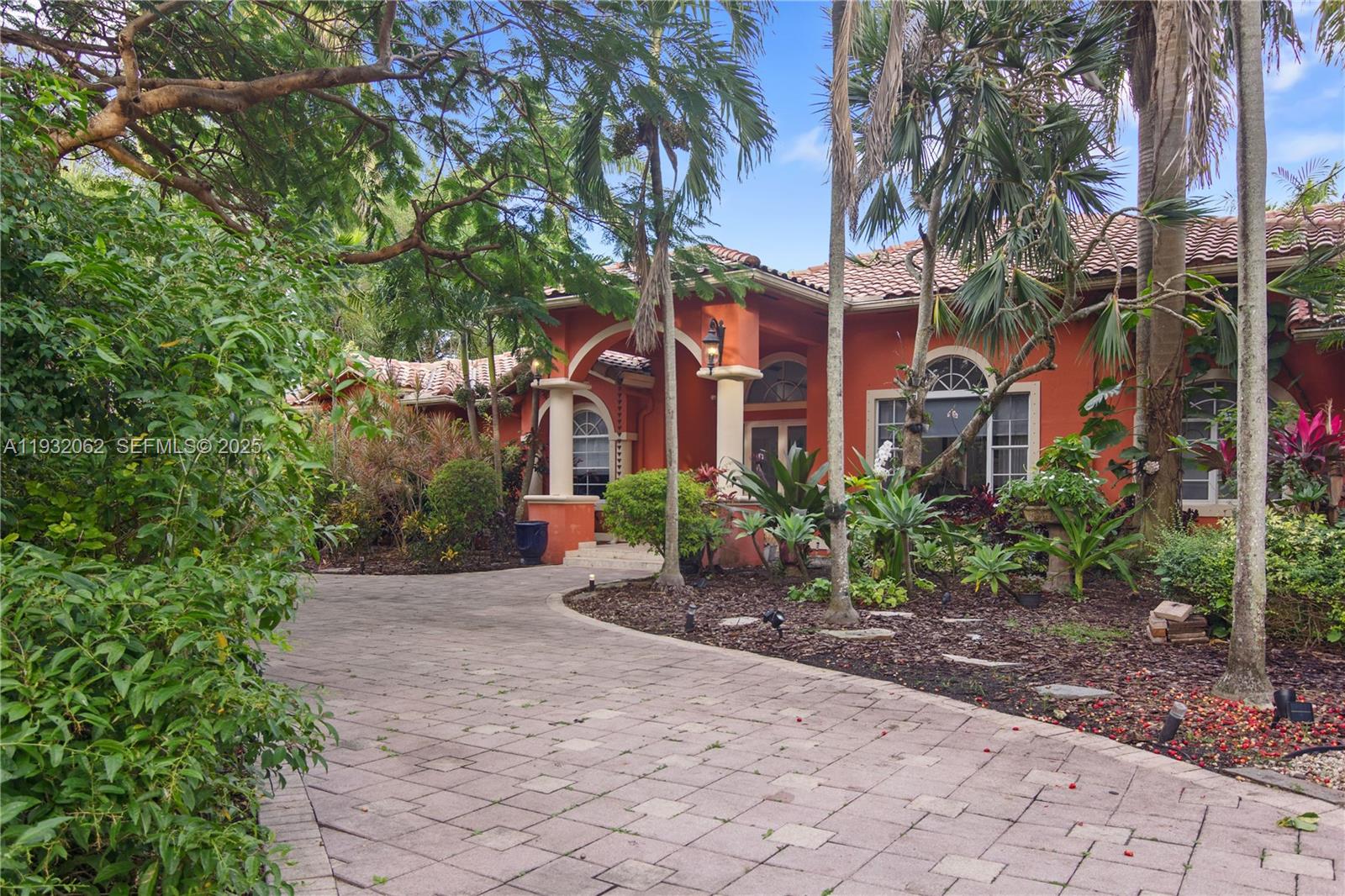 11825 S Mitchell Manor Cir