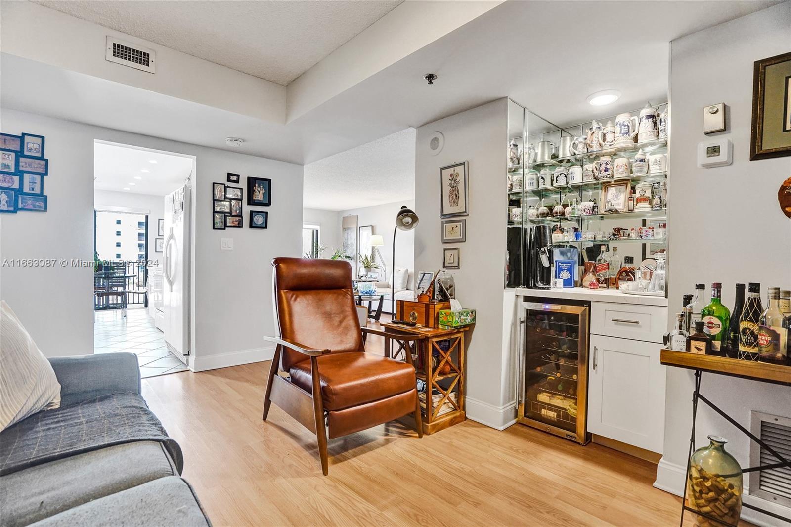 SUMMIT CONDO - Residential