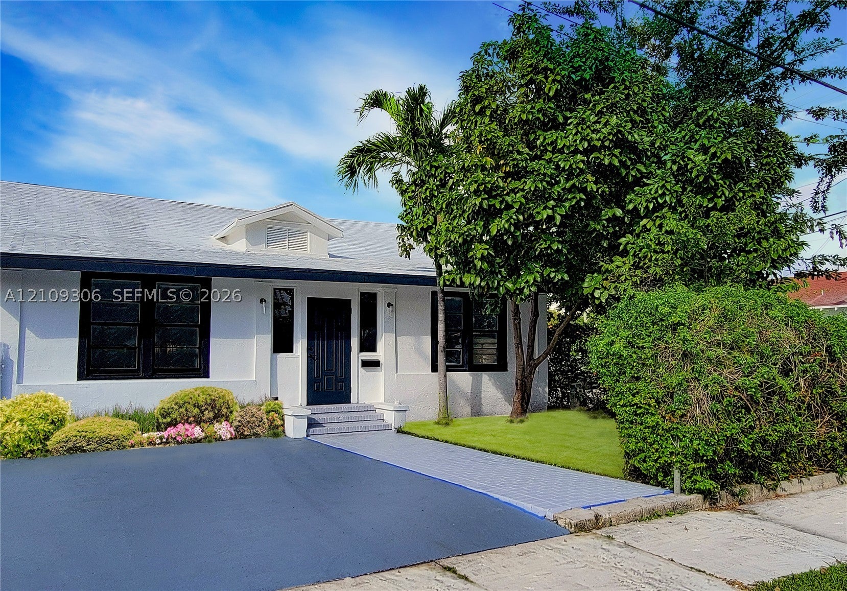900 SW 8th Ct Front