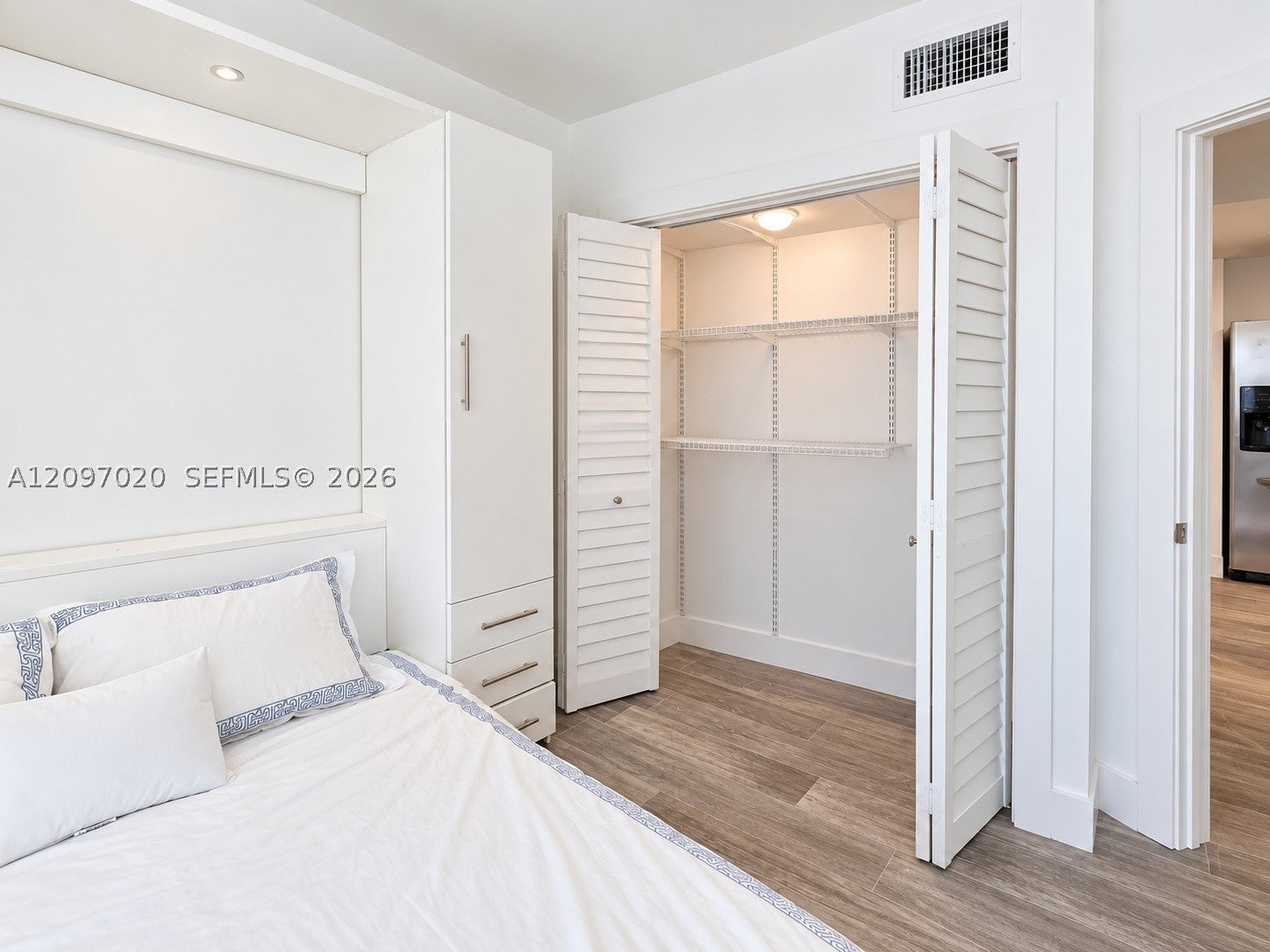 2301 Collins Ave 742