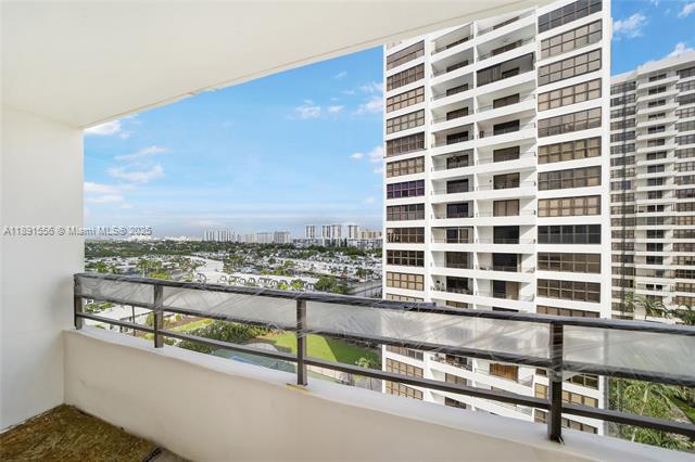 OLYMPUS CONDO 600 TOWER - Residential