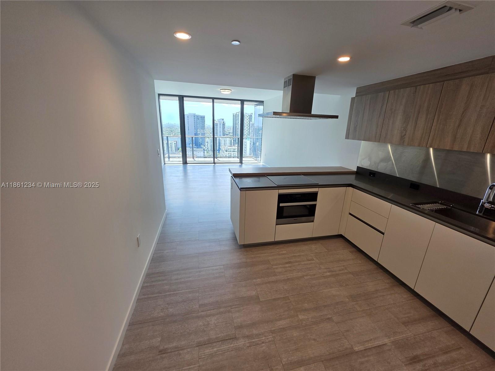 1000 Brickell Plz 2304