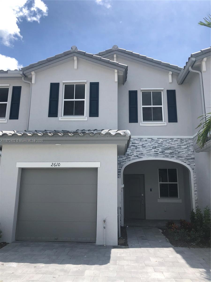 TOWNHOUSE 3 BED / 2.5 BATHS, IN THE MOST DESIRABLE ARE IN HOMESTEAD , CLOSE TO HOMESTEAD SPEEDWAY, SHOPING CENTER, RESTAURANTS. TILE ON FIRST FLOOR. KITCHEN WITH SS APLIANCES, NICE PATIO, LARG WALK-IN CLOSET IN THE MASTER BEDROOM, BIG FAMILY ROOM AND HALF BATHROOM DOWNSTAIRS, WASHER AND DRYER INSIDE THE UNIT. NEAR TURNPIKE