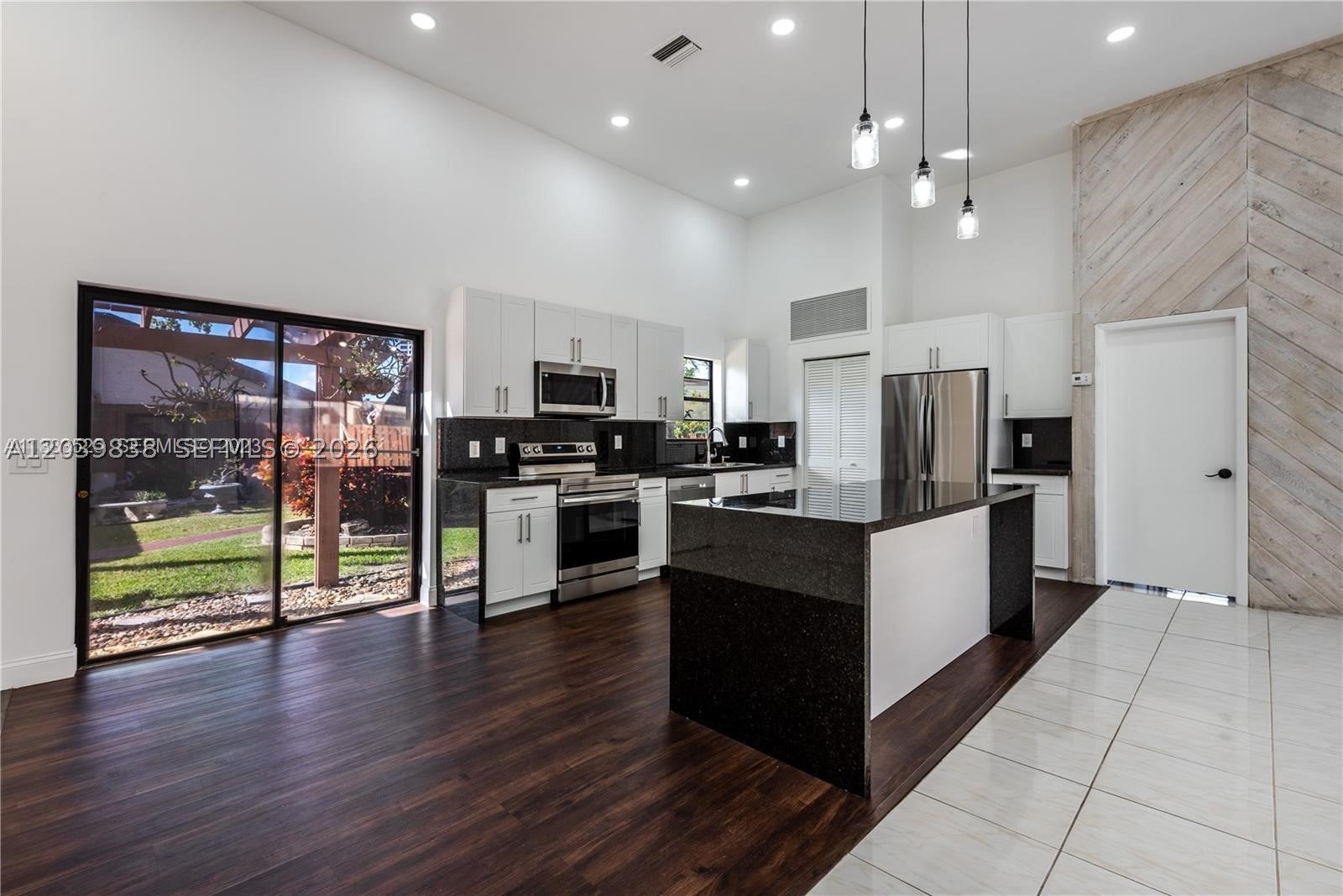 601 Leslie Dr