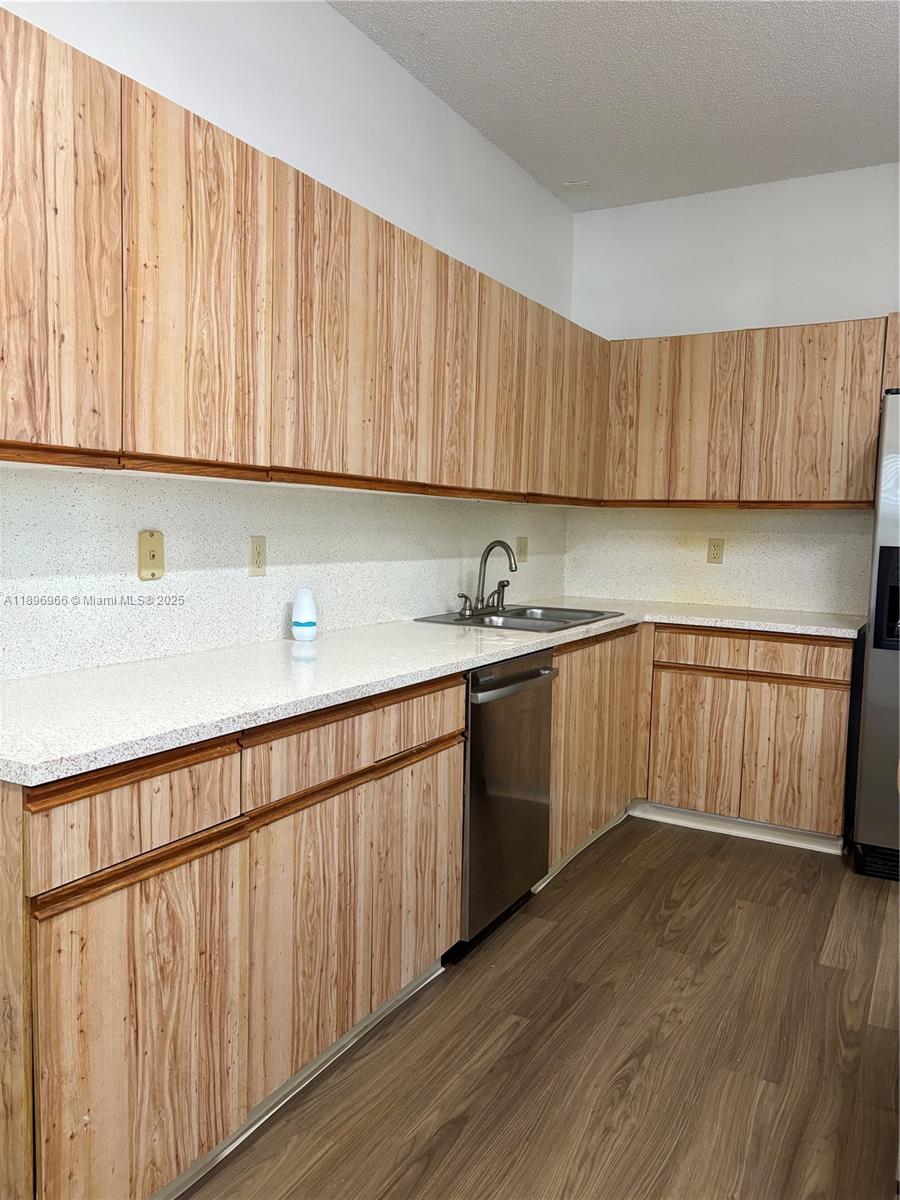 S & R / LE MIRAGE - Residential Lease