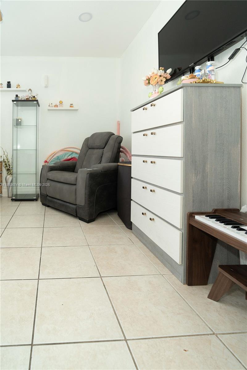 LOS PORTALES PHASE II CON - Residential Lease