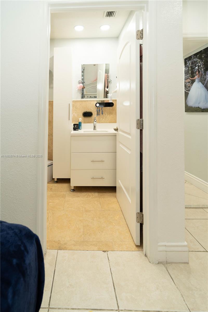 LOS PORTALES PHASE II CON - Residential Lease