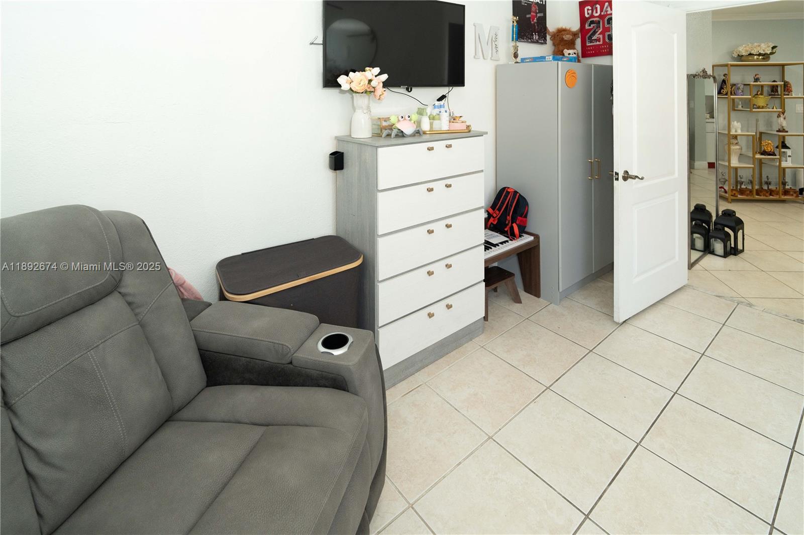 LOS PORTALES PHASE II CON - Residential Lease