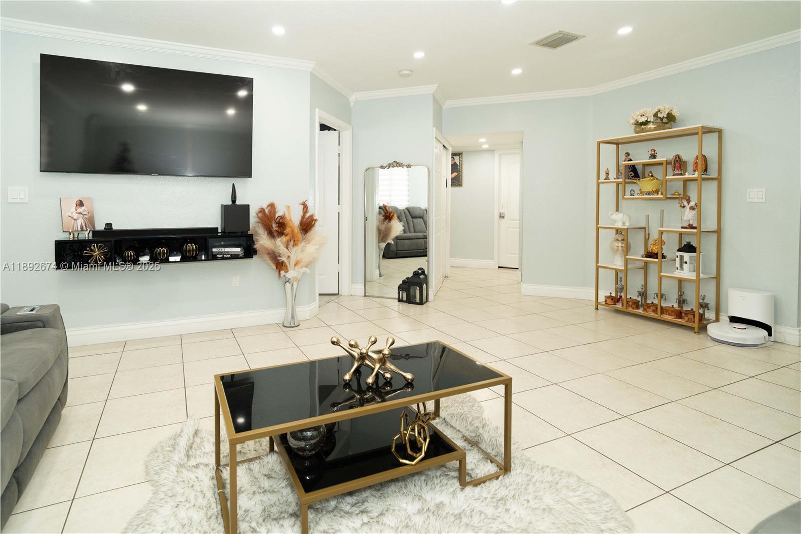 LOS PORTALES PHASE II CON - Residential Lease